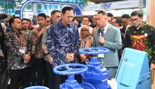 Menko Agus Harimurti Yudhoyono memberikan keterangan kepada awak media usai Opening Ceremony rangkaian Indo Water 2026 Expo & Forum, Indo Waste & Recycling, Indo Renergy & Electric, Indo Security, Indo Firex, dan IISMEX 2026 di JIExpo Kemayoran, Jakarta, Selasa (11/8/2026)