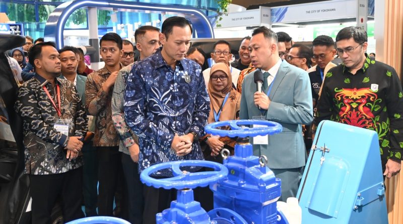 Menko Agus Harimurti Yudhoyono memberikan keterangan kepada awak media usai Opening Ceremony rangkaian Indo Water 2026 Expo & Forum, Indo Waste & Recycling, Indo Renergy & Electric, Indo Security, Indo Firex, dan IISMEX 2026 di JIExpo Kemayoran, Jakarta, Selasa (11/8/2026)
